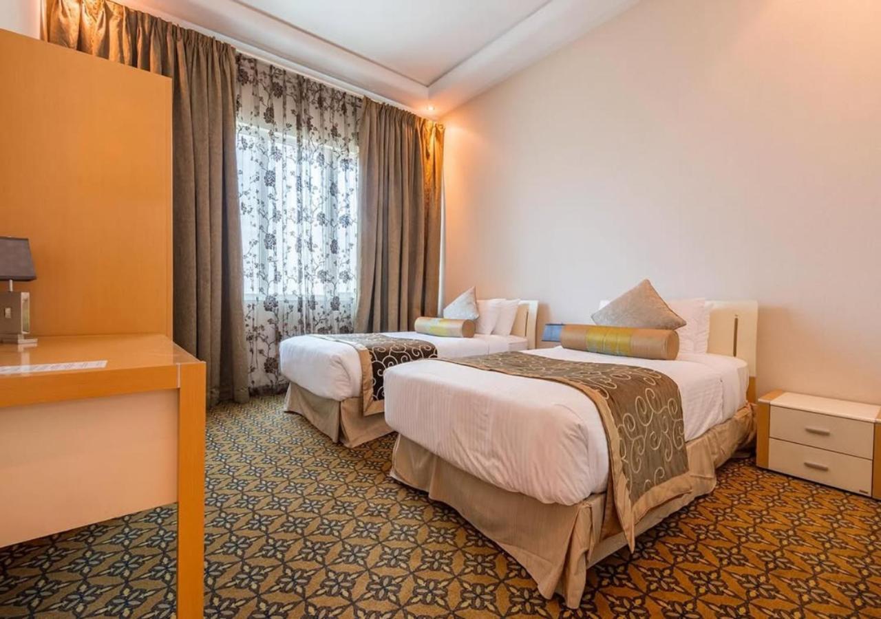Hotel De Belwood Near Igi Delhi Airport 4*