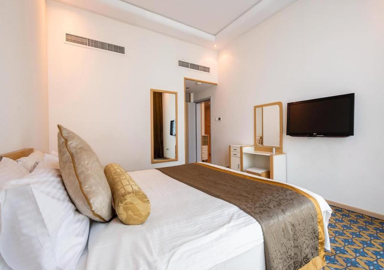De Belwood Near Igi Delhi Airport